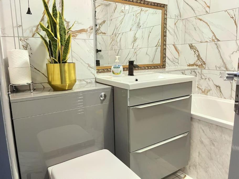Lovely 3 Bed Ground Floor Apartment Near Qe Hospital Harborne Birmingham New المظهر الخارجي الصورة