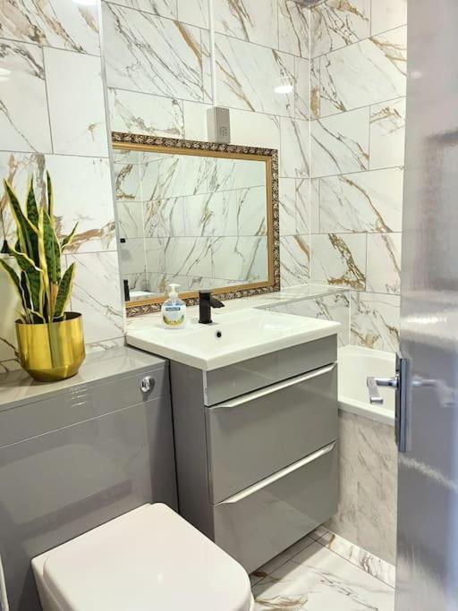 Lovely 3 Bed Ground Floor Apartment Near Qe Hospital Harborne Birmingham New المظهر الخارجي الصورة