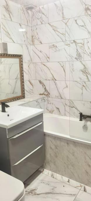Lovely 3 Bed Ground Floor Apartment Near Qe Hospital Harborne Birmingham New المظهر الخارجي الصورة