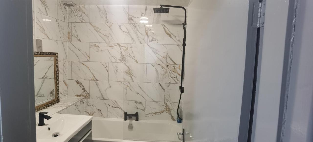 Lovely 3 Bed Ground Floor Apartment Near Qe Hospital Harborne Birmingham New المظهر الخارجي الصورة
